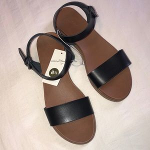NWT black strap sandals 8.5